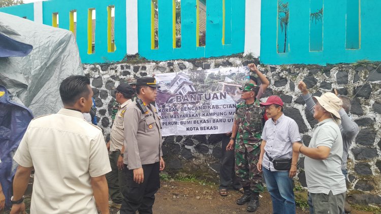Kapolsek Sukalarang Terima Kunjungan Warga Kota Bekasi yang Memberikan Bantuan Kepada Korban Gempa