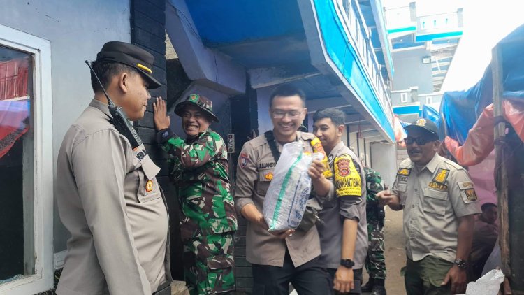 Tunjukan Solidaritas dan Sinergitas, TNI - Polri Lakukan Kerja Bakti di Lokasi Gempa