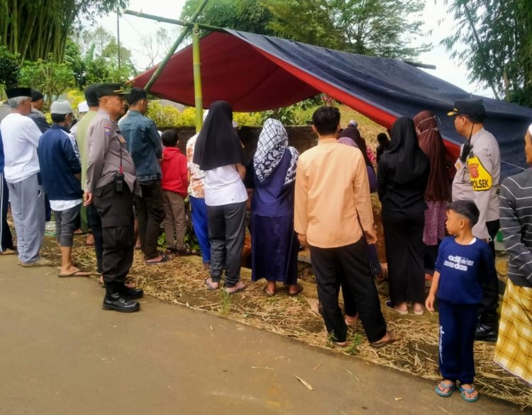 Kapolsek Menghadiri Pemakaman Tokoh Masyarakat Sukaraja