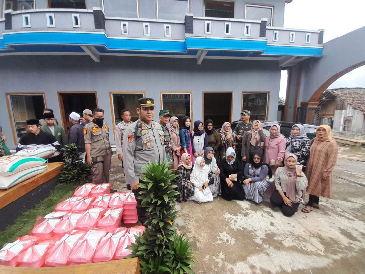 Polsek Sukalarang Salurkan Bantuan Sembako Serta Makanan Kepada Korban Gempa