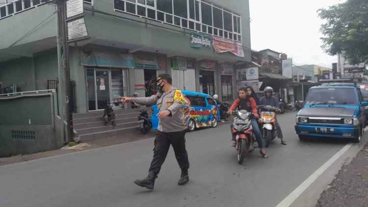 Urai kemacetan, Kapolsek Turut Serta Lakukan Gatur di Ruas Jalan Protokol Sukalarang Cianjur