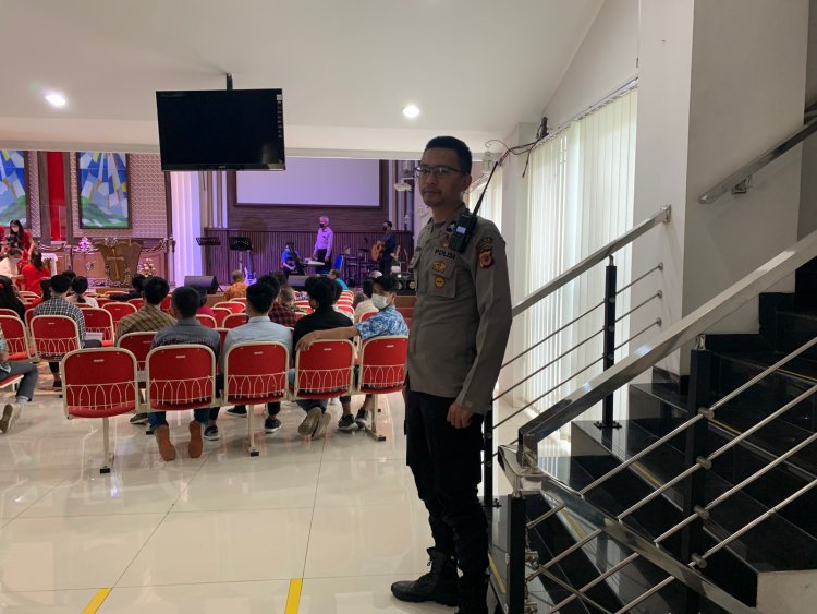 Personil Polsek Sukalarang Lakukan Pegamanan di Gereja Kristen Indonesia (GKI) Penginjil Kota Sukabumi
