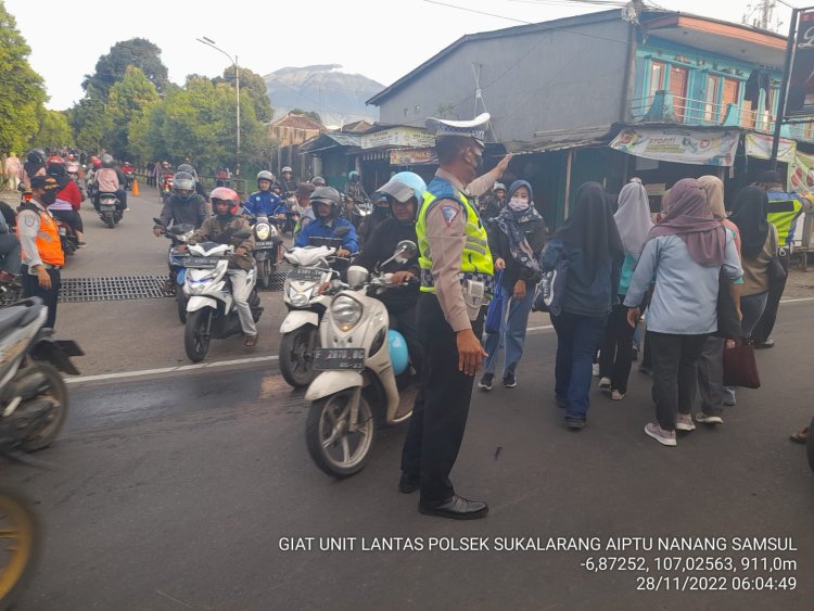 Berikan Kelancaran, Unit Lantas Polsek Sukalarang Laksanakan Gatur Pagi di Titik Rawan Kemacetan