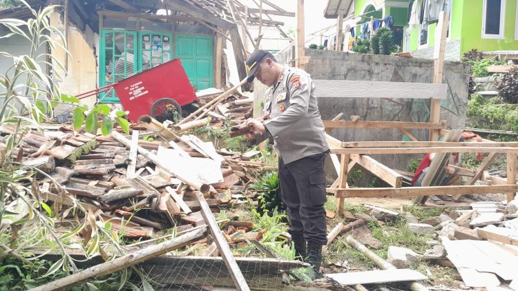 Kapolsek Beserta Personil Sukalarang Membantu Memberihkan Puing Reruntuhan Akibat Gempa Cianjur