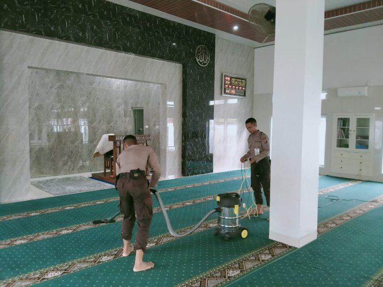 Patut dicontoh, Mentor Pesawaran ajak Siswa Latja Bakti Sosial Bersihkan Masjid