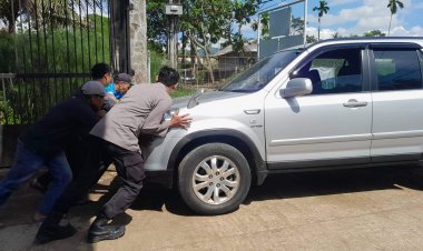 Aksi Humanis Anggota Polsek Sukalarang Bantu Mendorong Mobil Warga yang Mogok