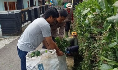 Giat Jumat Bersih Personil Polsek Sukalarang Bersama Warga