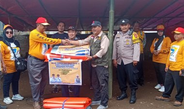 Polsek Sukalarang Berikan Pengawalan Bantuan dari Kadis PU Kabupaten Sukabumi