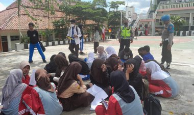 Polsek Sukalarang Berikan Arahan Kepada Siswi yang Sedang Berlatih