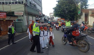 Aksi Humanis Personil Polsek Sukalarang sebagai Polisi Sahabat Anak
