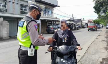 Unit Lantas Polsek Sukalarang Tindak Pelanggar dengan Cara Humanis