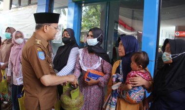 Gubernur Rohidin Bagikan Tabung Gas LPG 3 Kg Gratis bagi Masyarakat Bengkulu Tengah*