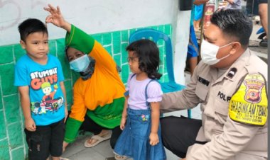 Bhabinkamtibmas Pantau Penimbangan Balita Di Posyandu