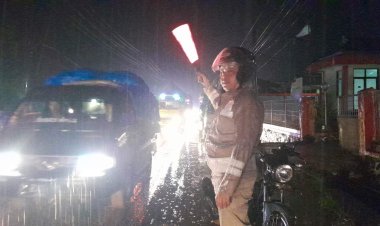 Kapolsek Turut Serta Lakukan Gatur Saat Macet Akibat Banjir