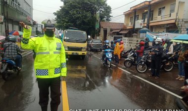 Kegiatan Gatur Lalu Lintas Sore Pasca Bubaran Pabrik
