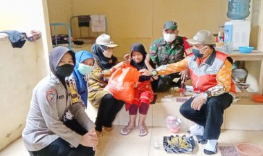 Bareng Lurah dan Babinsa Polisi di Sukabumi salurkan bansos