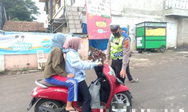Unit Lantas Polsek Sukalarang Tindak Pelanggar Dengan Cara Humanis