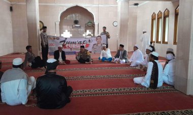 Polsek Sukalarang Sampaikan Himbauan Kamtibmas Melalui Jumat Keliling