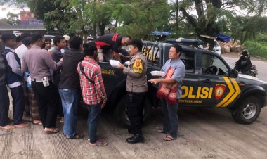 Tebar Kebaikan, Polsek Sukalarang Bagikan Nasi Kotak Usai Sholat Jumat