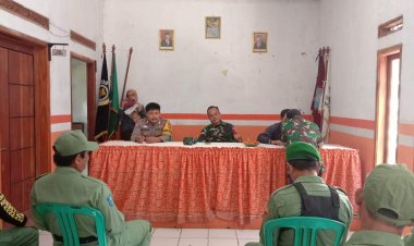 Bhabinkamtibmas Polsek Sukalarang Memonitoring Pembagian Insentif Desa Sukalarang