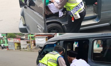 Aksi Humanis Personil Polsek Sukalarang Bantu Lansia di Jalan