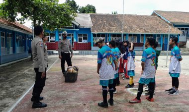 Berikan Motivasi Kepada Siswa Yang Sedang Berlatih Olahraga Volly
