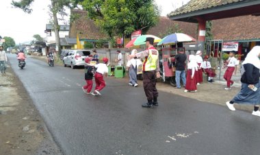 Berikan Pelayanan Pagi Hari, Unit Samapta Polsek Cireunghas Laksanakan Gatur Lalin