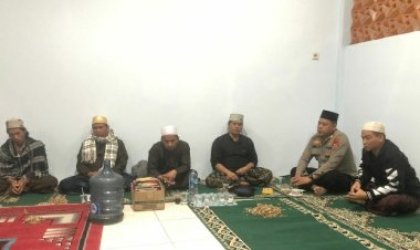 Eratkan Silaturahmi, Kapolsek Sukalarang Hadiri Pengajian Bersama Tokoh Masyarakat
