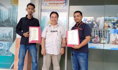 Pertama di Makassar, Asesor Fredrich Kuen Serahkan Sertifikat Kompoten Wartawan Utama ke Puluhan Jurnalis