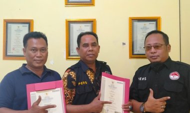 Penyerahan Sertifikat Kompetensi Wartawan di Surabaya.