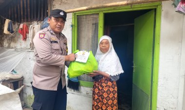 Wujud Kepedulian, Bhabinkamtibmas Polsek Sukalarang Bagikan Sembako kepada Warga
