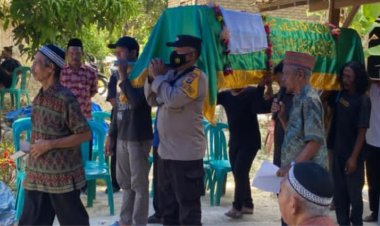 Bhabinkamtibmas Polsek Palas Lamsel Takziah Warga Meninggal Dunia Sebagai Wujud Kedekatan