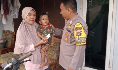 Kanit Binmas Bersama Bhabinkamtibmas Polsek Penengahan Sambangi Balita Jantung Bocor di Desa Rawi