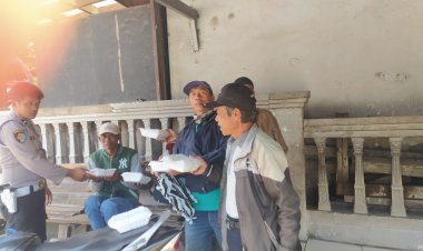 Polsek Sukalarang Bagikan Nasi Kotak Kepada Pengemudi Ojek Pangkalan