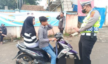 Unit Lantas Polsek Sukalarang Berikan Teguran Humanis Kepada Pelanggar