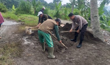 Antisipasi Banjir,Kanit Binmas Gotong Royong Perbaiki Saluran Air