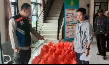 Bhabinkamtibmas Polsek Cibeureum Pantau Penyaluran Sembako Dari APBD Kota Sukabumi