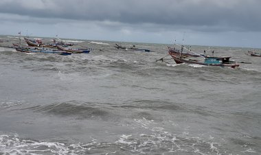 Cuaca Ekstrem Polda Bengkulu Minta Warga Tidak Bermain DiPantai