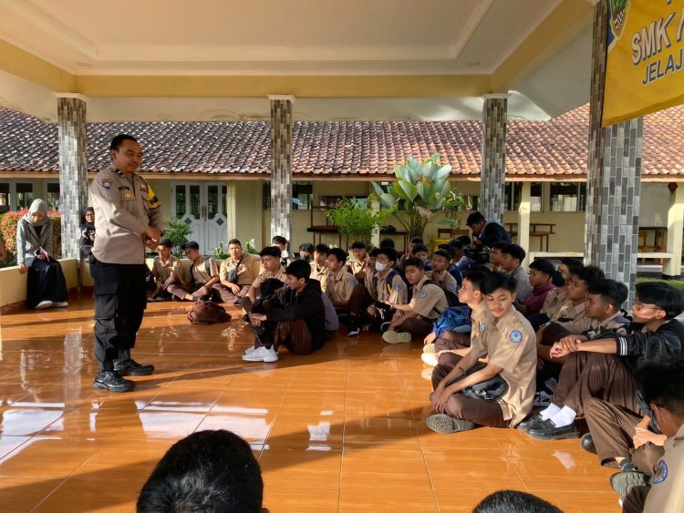 Bhabinkamtibmas Kelurahan Selabatu Berikan Himbauan Kepada Para Pelajar