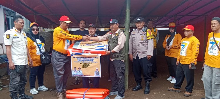 Polsek Sukalarang Berikan Pengawalan Bantuan dari Kadis PU Kabupaten Sukabumi