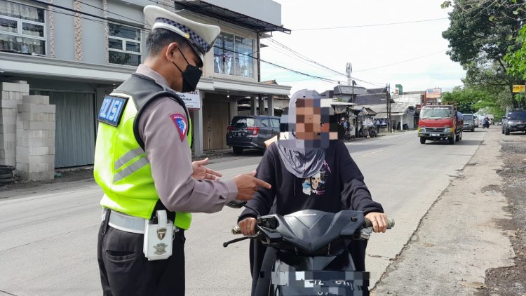 Unit Lantas Polsek Sukalarang Tindak Pelanggar dengan Cara Humanis