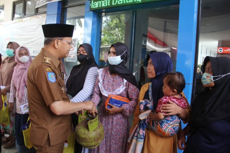Gubernur Rohidin Bagikan Tabung Gas LPG 3 Kg Gratis bagi Masyarakat Bengkulu Tengah*