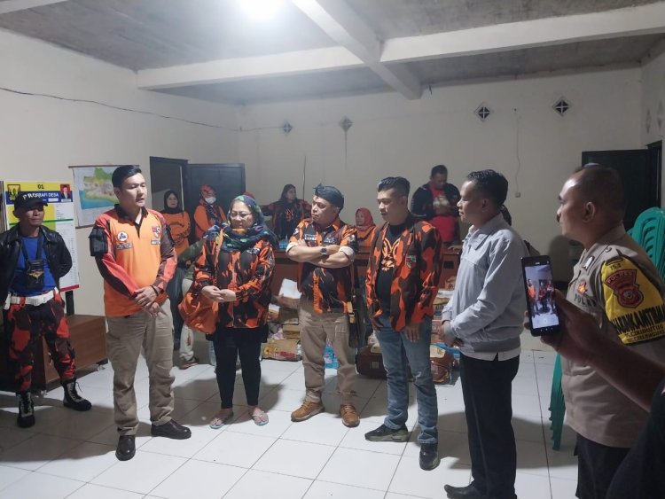 Polsek Cireunghas Kawal Penyaluran Bansos Dari Pemuda Pancasila Untuk Korban Gempa Cianjur