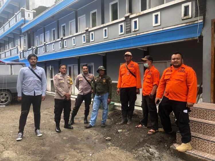 Sinergitas Bhabinkamtibmas Polsek Sukalarang Bersama Petugas BPBD Kabupaten Sukabumi