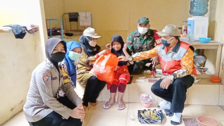 Bareng Lurah dan Babinsa Polisi di Sukabumi salurkan bansos