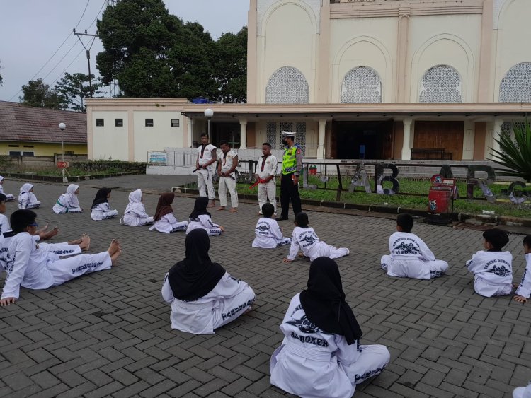 Sosialisasi Elte Kepada Remaja yang sedang Berlatih Olahraga Beladiri