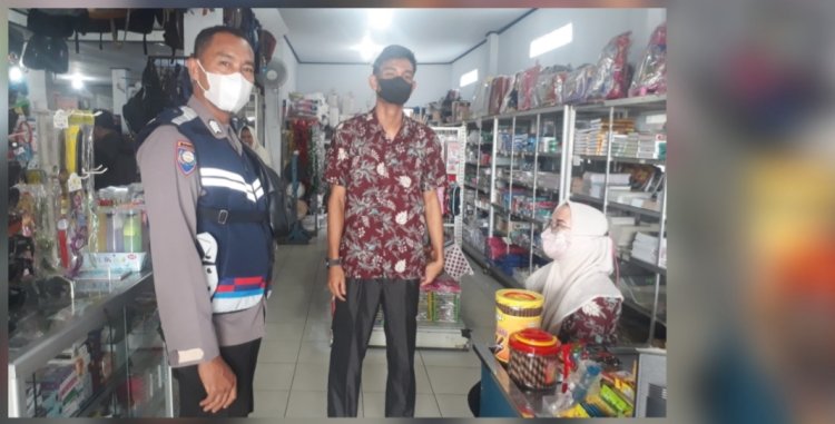 Patroli Dialogis sambang ke Mini Market sampaikan Himbauan pesan Kamtibmas"