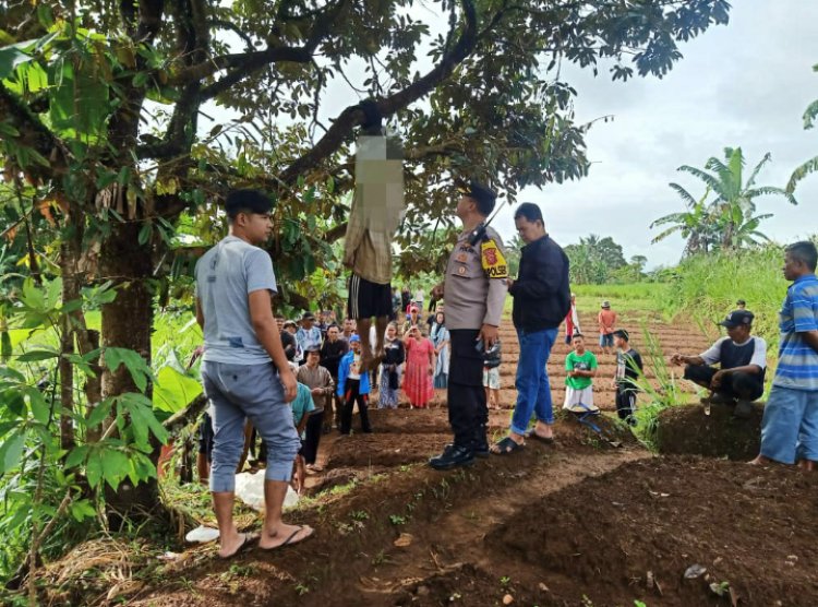 Geger, Penemuan Mayat Tanpa Identitas Tergantung Di Pohon Duren