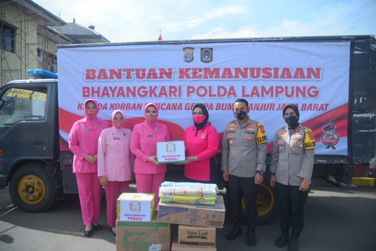 Ibu Ketua Bhayangkari Daerah Lampung Serahkan Langsung Bantuan Korban Gempa Cianjur