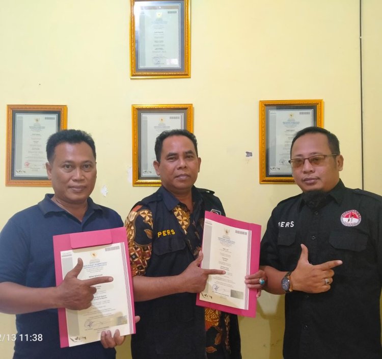 Penyerahan Sertifikat Kompetensi Wartawan di Surabaya.